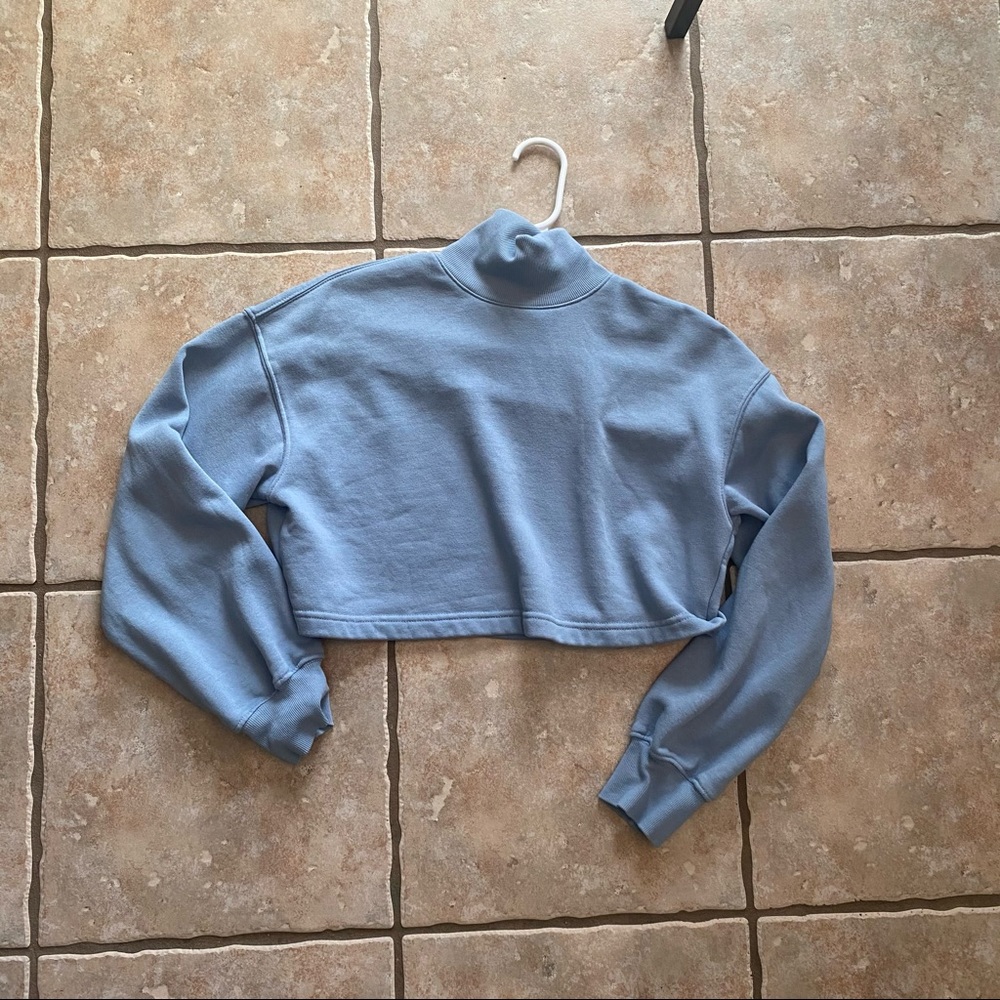 Cropped sweatshirt w/ turtleneck